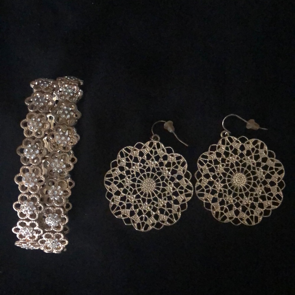 Matching gold earrings and bracelets with elastic for stretch